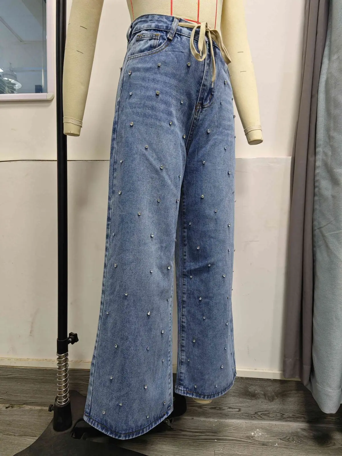Jeans Wide Leg con Diamantes: 3 Secretos de este Estilo Legendario para Damas - Imagen 13