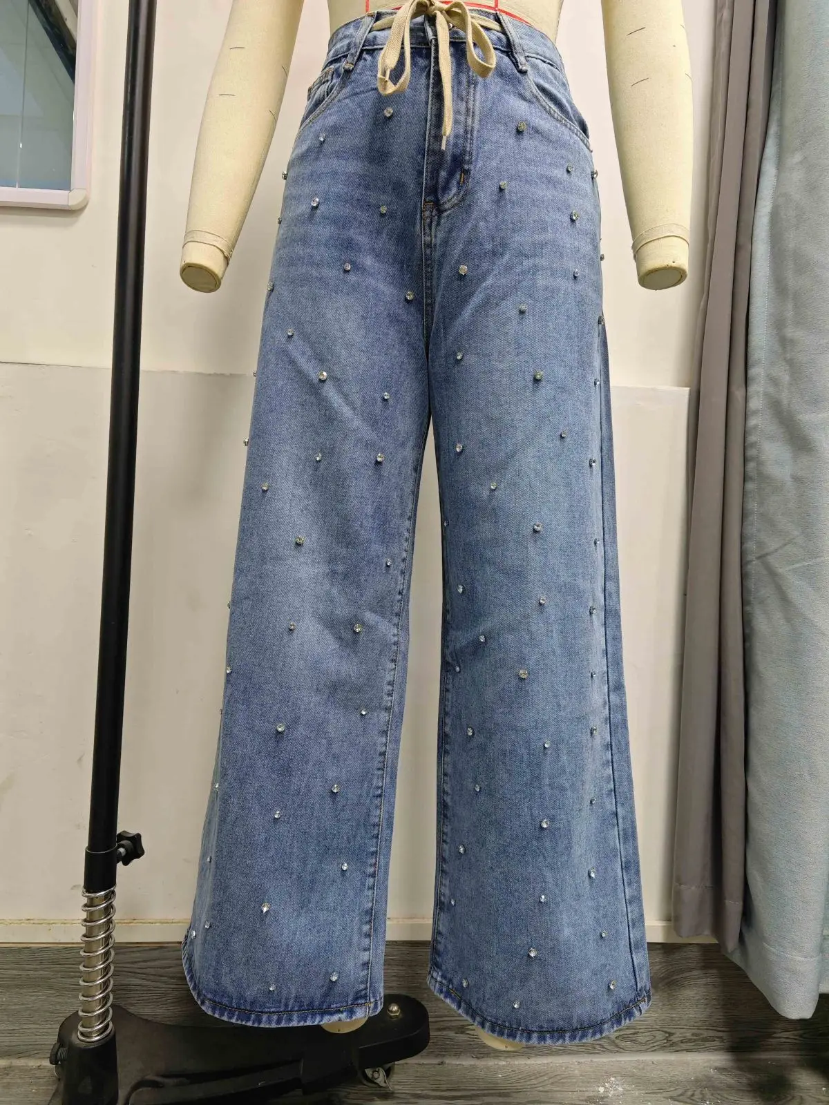 Jeans Wide Leg con Diamantes: 3 Secretos de este Estilo Legendario para Damas - Imagen 12