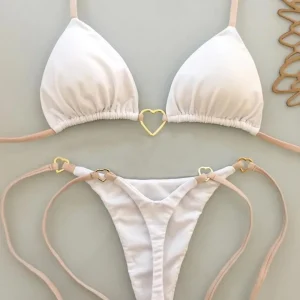 Bikini Blanco de Dos Piezas Exclusivo con Adorno de Corazón: Tendencia de Moda Joven 2026