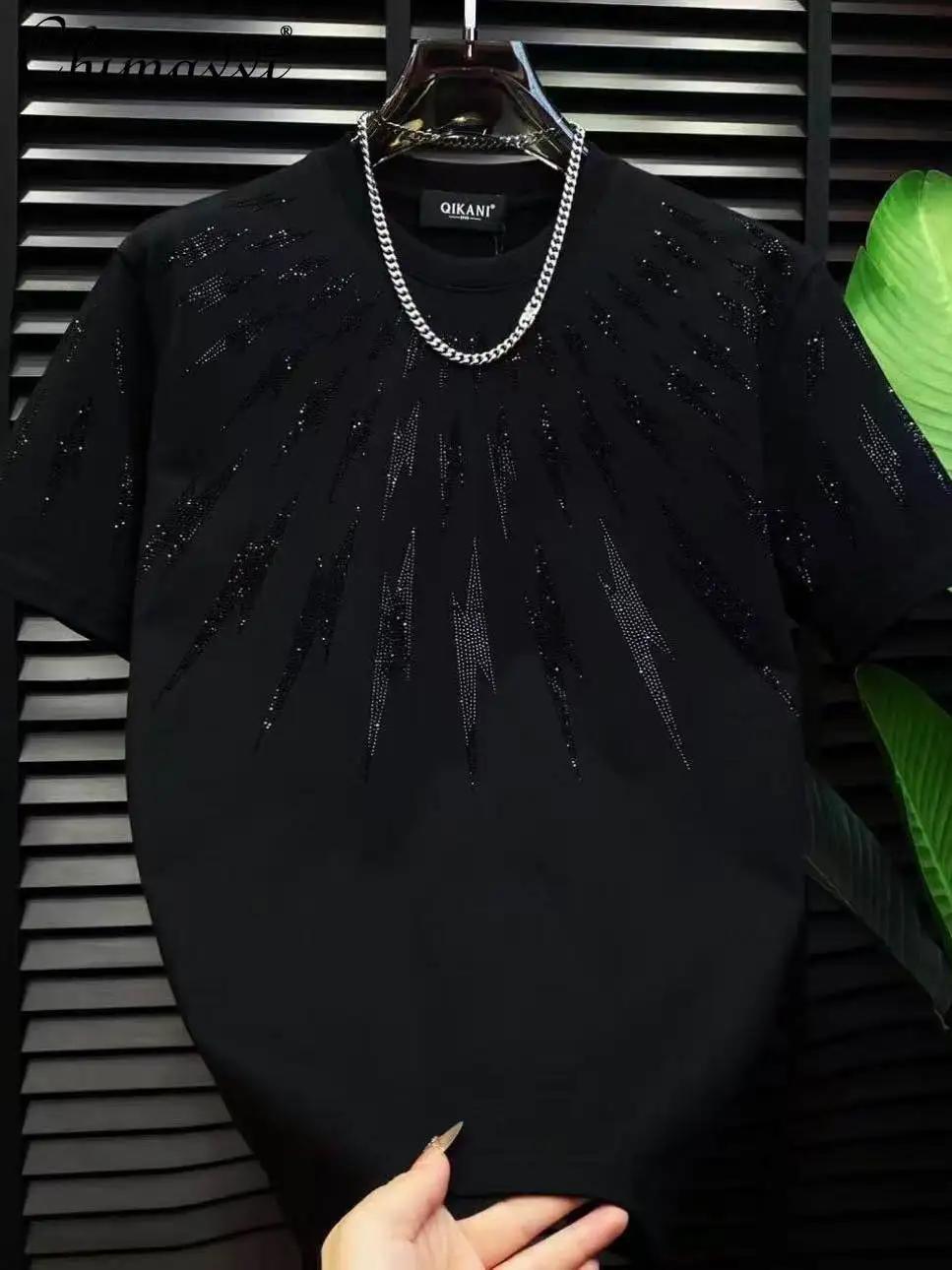 camiseta con brillantes negros Chimavvi estilo urbano masculino
